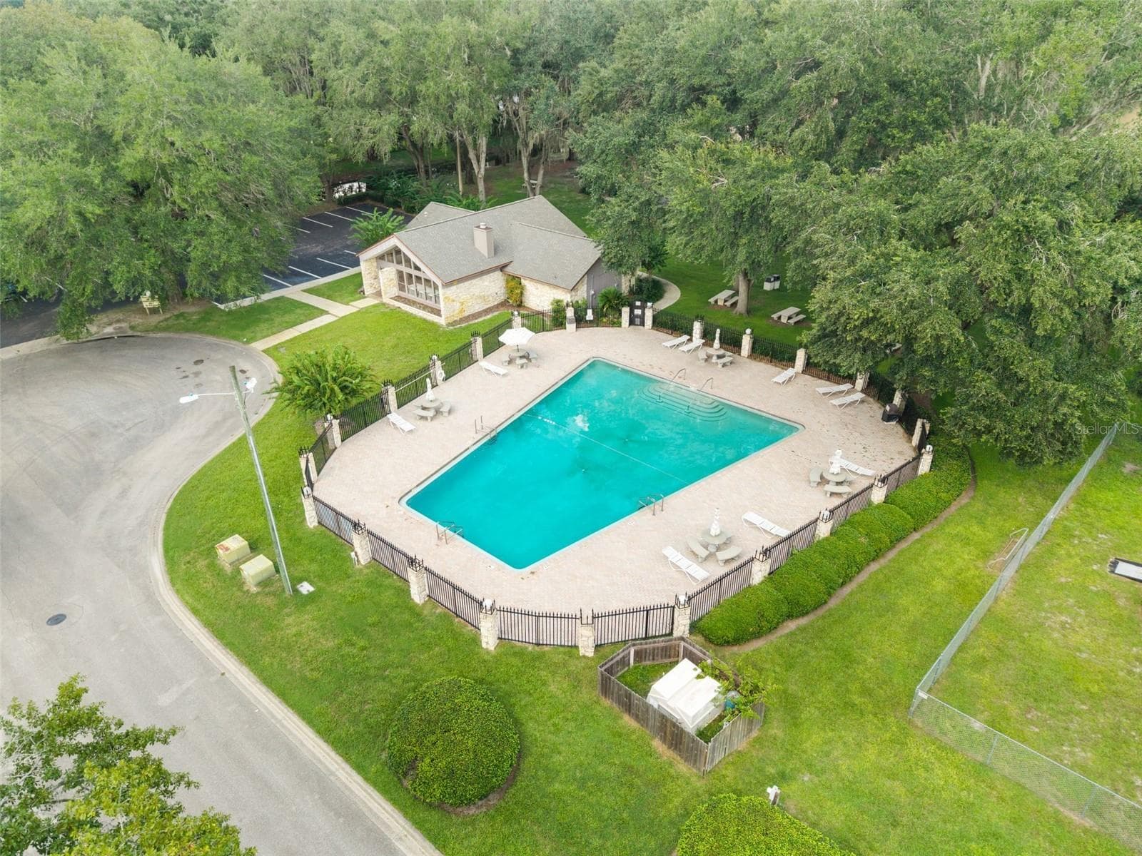 Community pool - 3745 NW 58TH PL, GAINESVILLE
