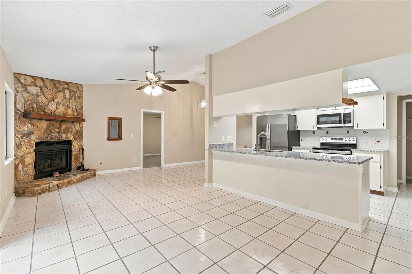 Single Family Residence at 9403 HORIZON DR, SPRING HILL, photo 8 of 27