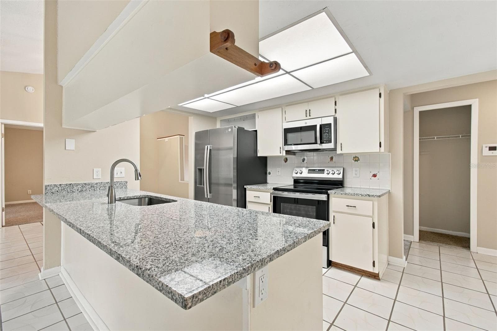 Single Family Residence at 9403 HORIZON DR, SPRING HILL, photo 11 of 27