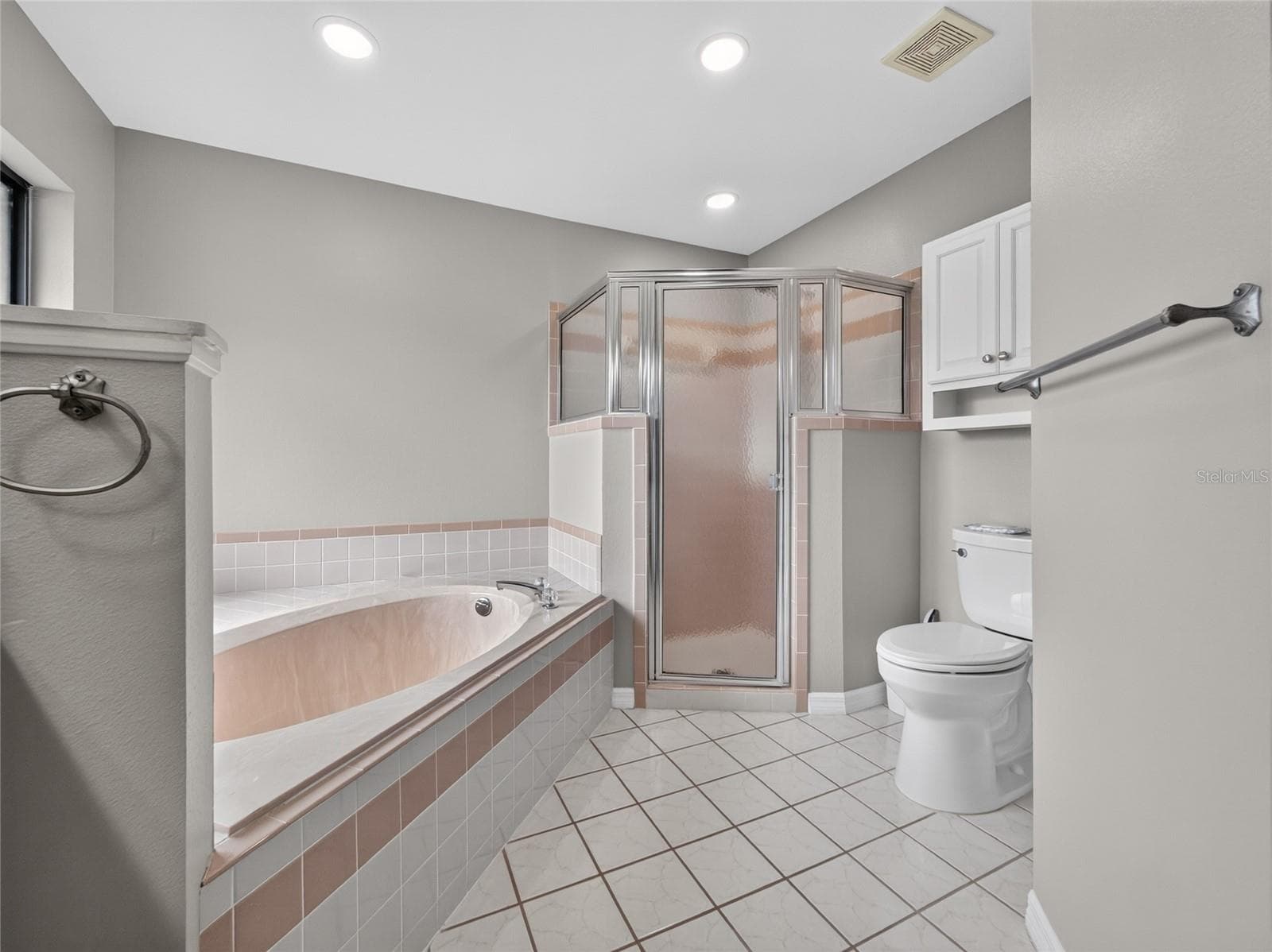 Primary Bath Walk-in Shower and Garden Tub - 21506 QUEEN ANNE CT, LEESBURG