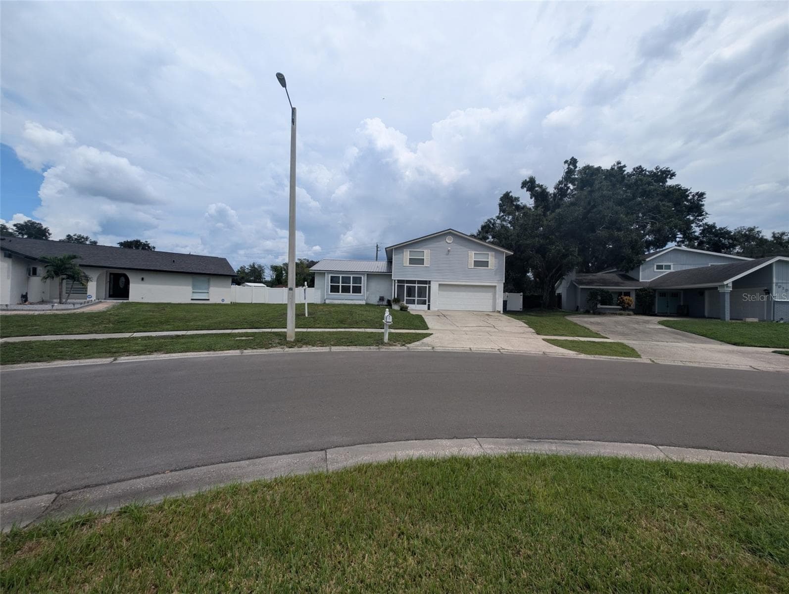 High & Dry Corner Lot Tri Level Delight! - 6817 MITCHELL CIR, TAMPA