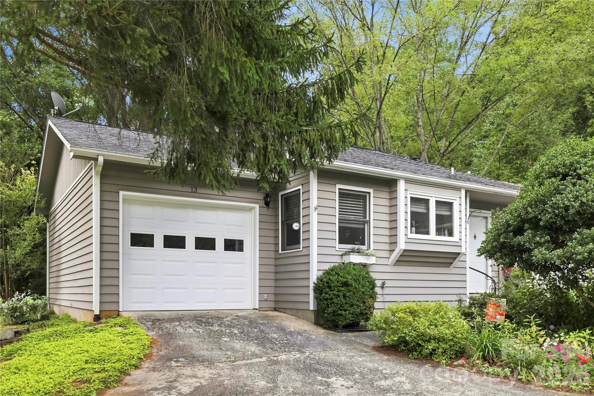 13 Llama Vista Court