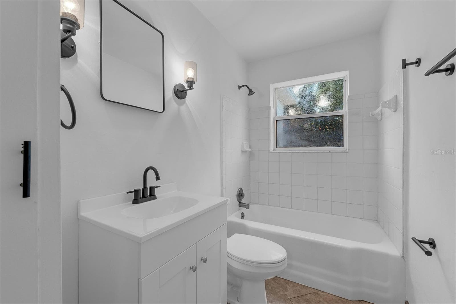 Updated bathroom - 1104 E HARWOOD ST, ORLANDO
