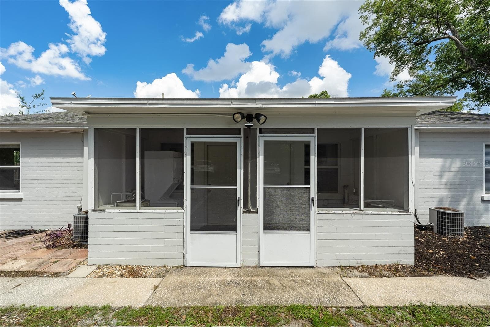 Back porches with laundry - 1104 E HARWOOD ST, ORLANDO