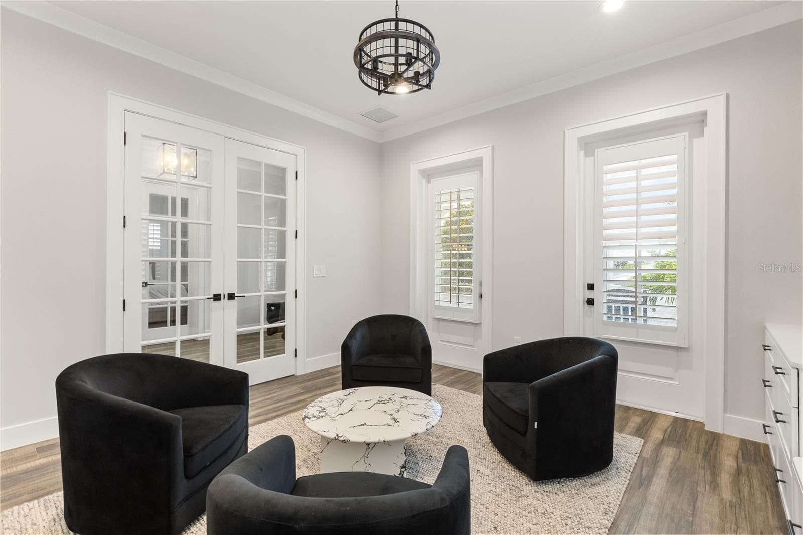 DEDICATED HOME OFFICE | MEETING SPACE.Just off the foyer, a private home office just off the foyer with room for focused work, client meetings or a substantial executive setup. - 907 CELADON ST, WINTER GARDEN