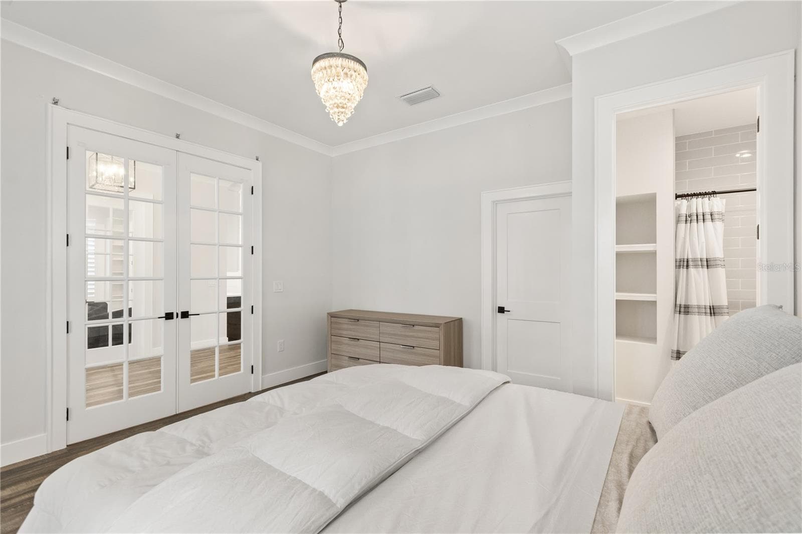 EN SUITE GUEST / SECOND HOME OFFICEBehind the french doors, this EN SUITE room off the foyer offers flexibility as a second executive office, guest room or au pair space. - 907 CELADON ST, WINTER GARDEN