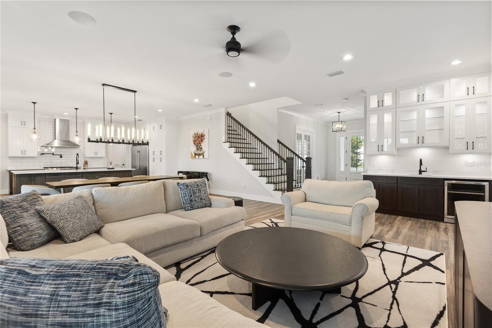 OPEN-CONCEPT The main living area connects the kitchen, dining space and built-in wet bar in an open-concept layout designed for everyday living and entertaining. - 907 CELADON ST, WINTER GARDEN