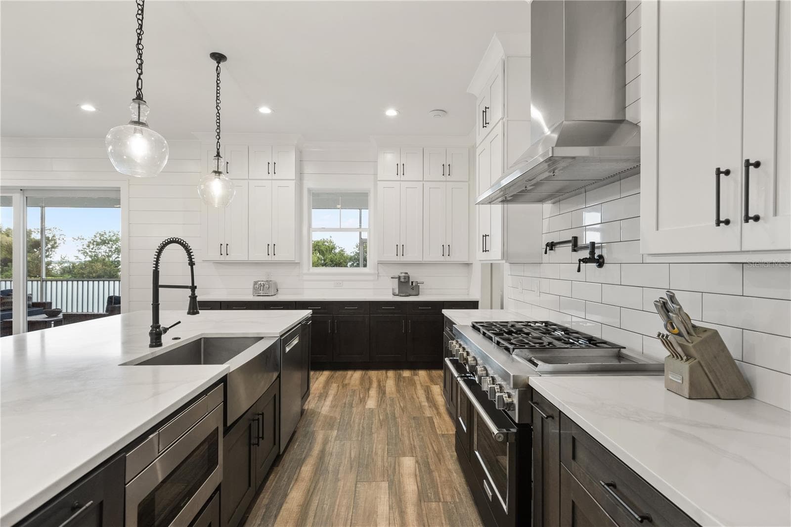 DESIGNED FOR COOKING + ENTERTAININGThe gourmet kitchen pairs an oversized center island with an apron-front sink, professional-style range, pot filler, vent hood and extensive cabinetry. - 907 CELADON ST, WINTER GARDEN