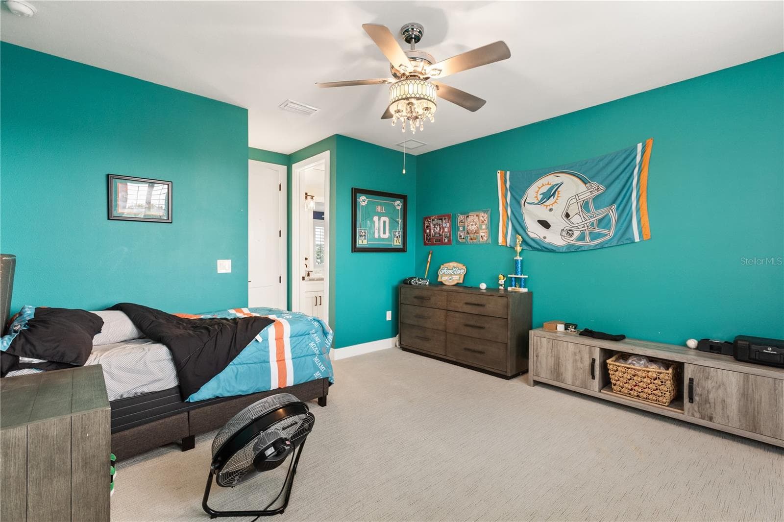 REAR-FACING SECOND-FLOOR BEDROOMGenerous proportions, multiple windows and plantation shutters bring abundant natural light to this bedroom, which also includes a walk-in closet and direct Jack & Jill bath access. - 907 CELADON ST, WINTER GARDEN