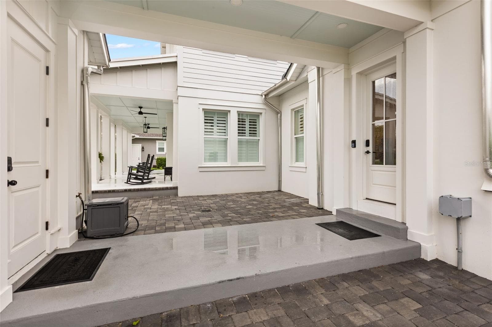COVERED BREEZEWAYA covered breezeway connects the main residence to the garage and carriage house apartment, creating separation while keeping everything conveniently connected. - 907 CELADON ST, WINTER GARDEN