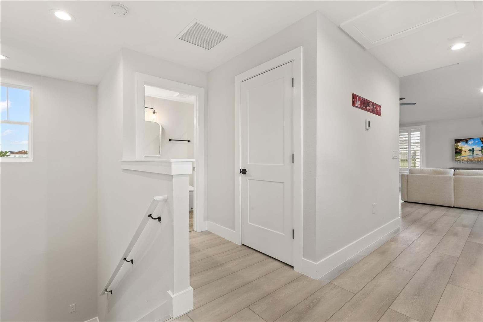 907-SF GUEST HOUSE APARTMENTAbove the garage, the 907-square-foot carriage house apartment has its own private entrance and includes a kitchenette, full bath and flexible studio-style living space. - 907 CELADON ST, WINTER GARDEN