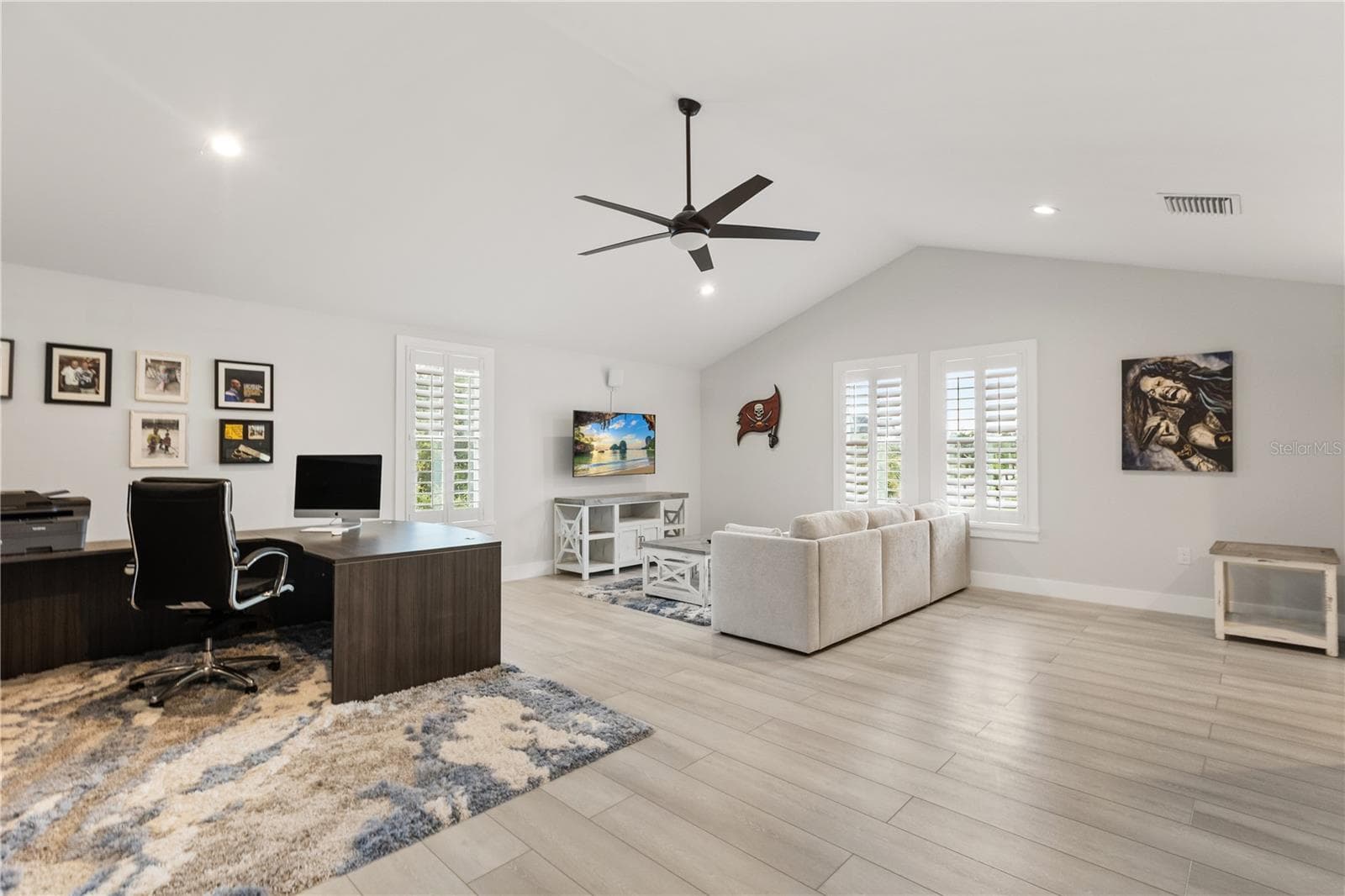 FLEXIBLE STUDIO-STYLE LAYOUTThe open studio-style layout provides substantial space to create distinct living, sleeping and work areas while maintaining one bright, flexible interior. - 907 CELADON ST, WINTER GARDEN
