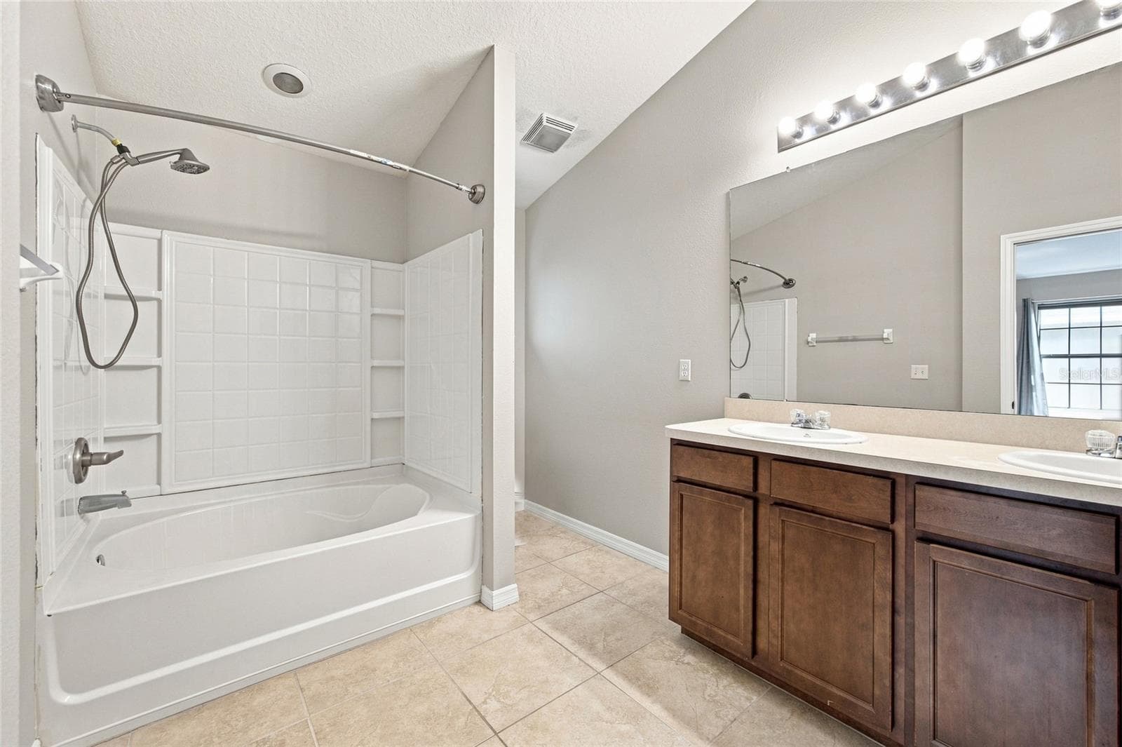 Townhouse at 5519 KINGLETHILL DR, LITHIA, photo 14 of 41