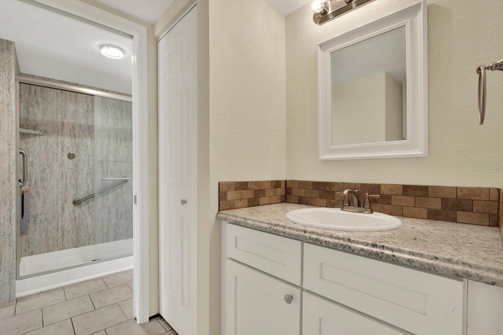 JACK N JILL STYLE BATHS 2 LAVATORIES AND 1 WALK-IN SHOWER WITH SAFETY HAND BARS AND SEAT - 6410 92ND PL N #1401, PINELLAS PARK