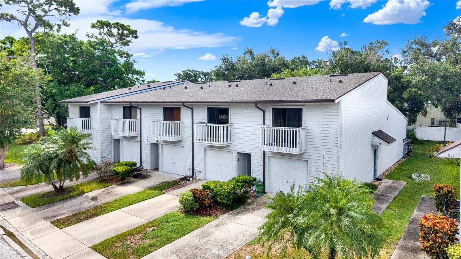 END UNIT WITH SIDE ENTRY FRONT DOOR GIVING ADDITIONAL SPACE TO THE GARAGE - 6410 92ND PL N #1401, PINELLAS PARK