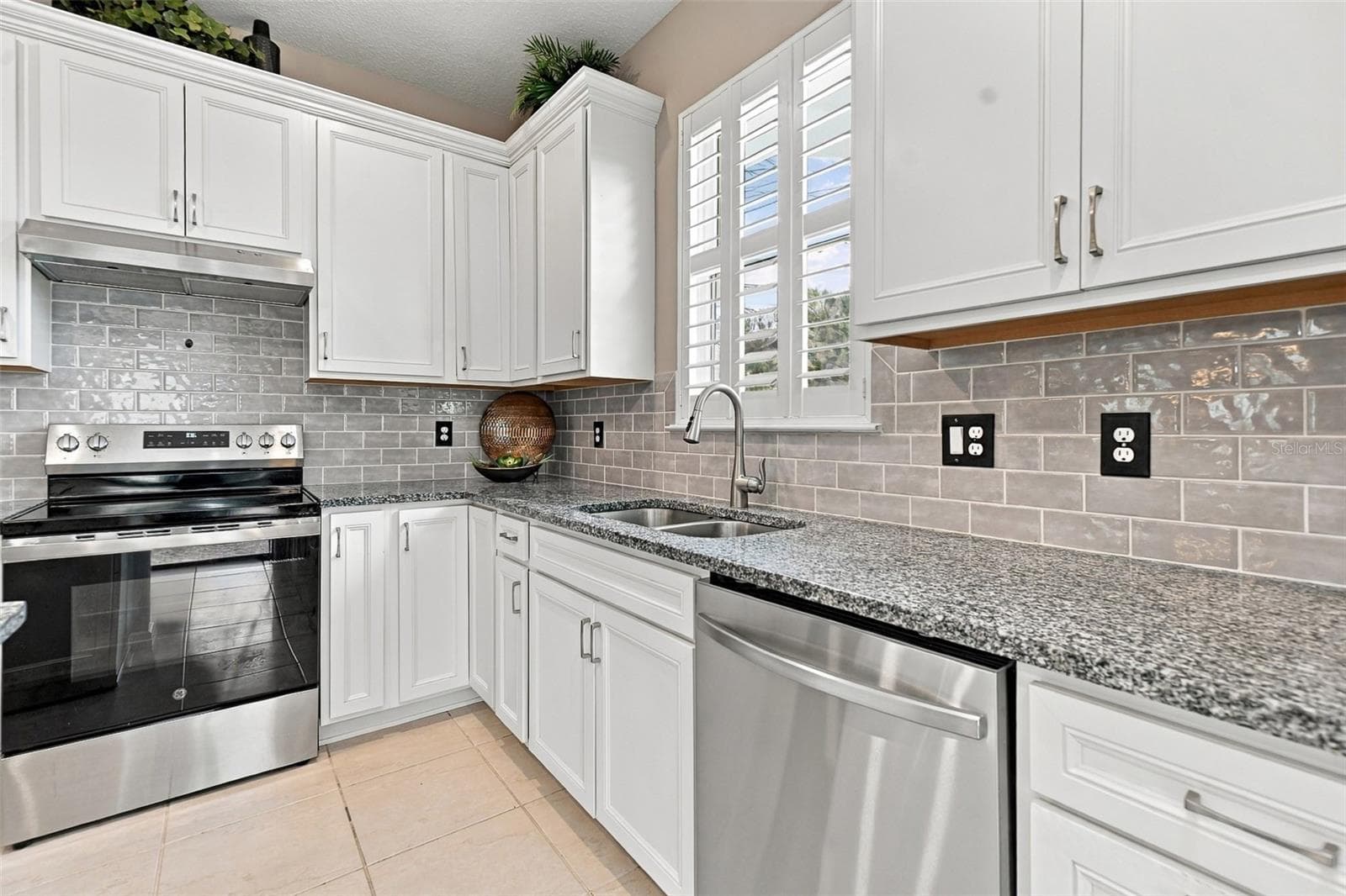 Kitchen w/ upgraded SS appliances & cabinetry w/pull out shelving, lazy Susan, & soft -close doors & drawers - 5995 SW 93RD CIR, OCALA