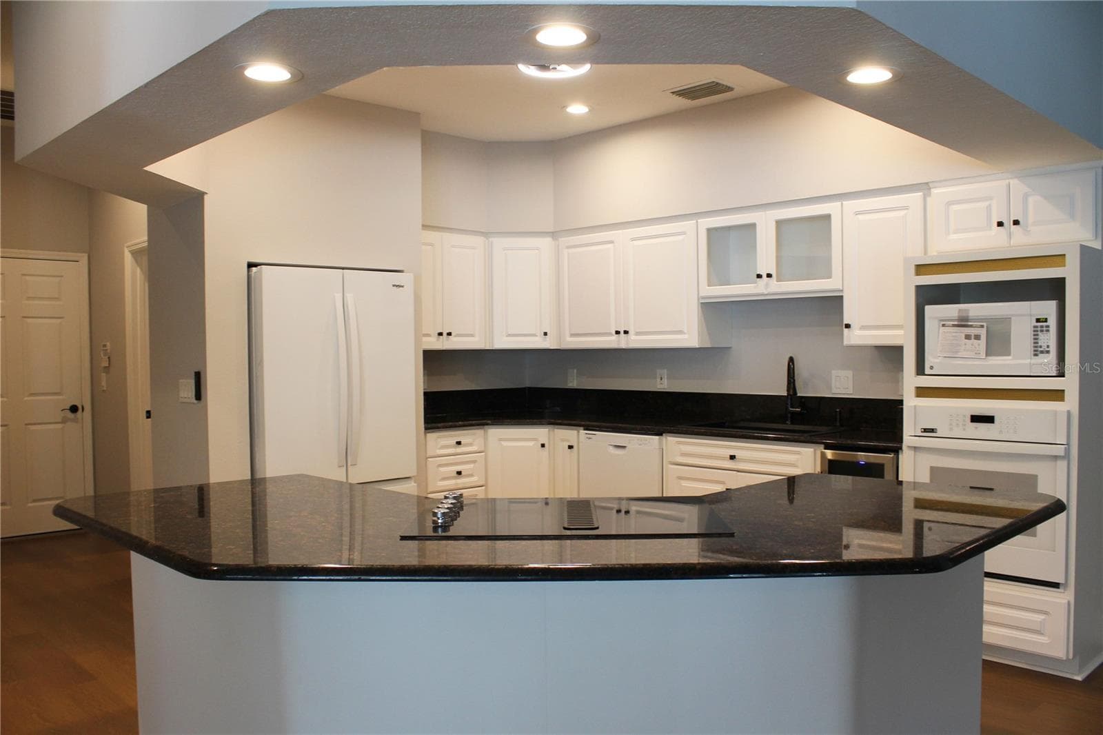 Kitchen island - 850 HANOVER WAY, LAKELAND
