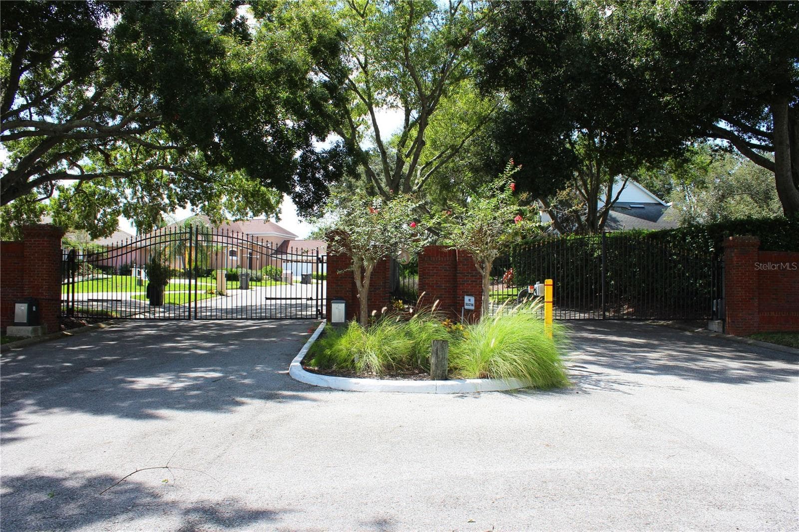 Community gate - 850 HANOVER WAY, LAKELAND