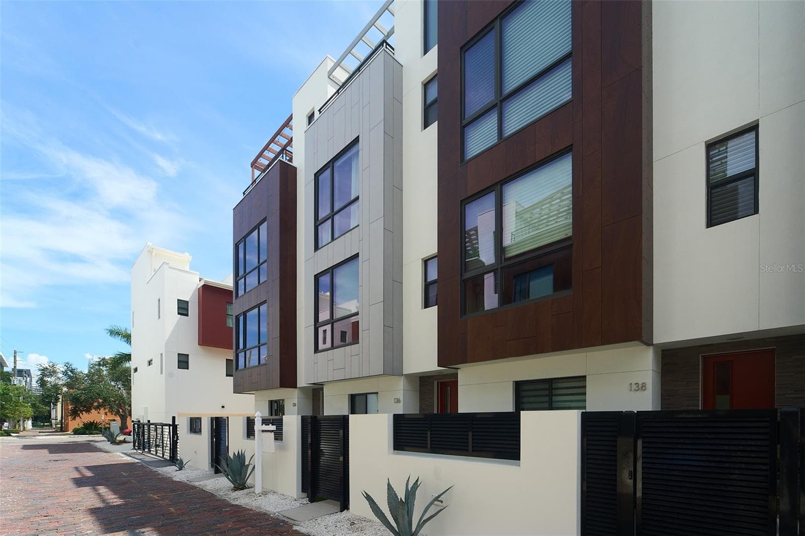 downtown townhouse - 136 8TH ST N, ST PETERSBURG
