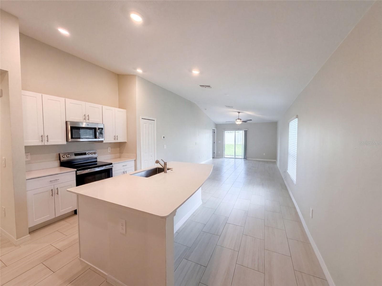 Single Family Residence at 3513 RADIANT MOUNTAIN DR, PLANT CITY, photo 2 of 17