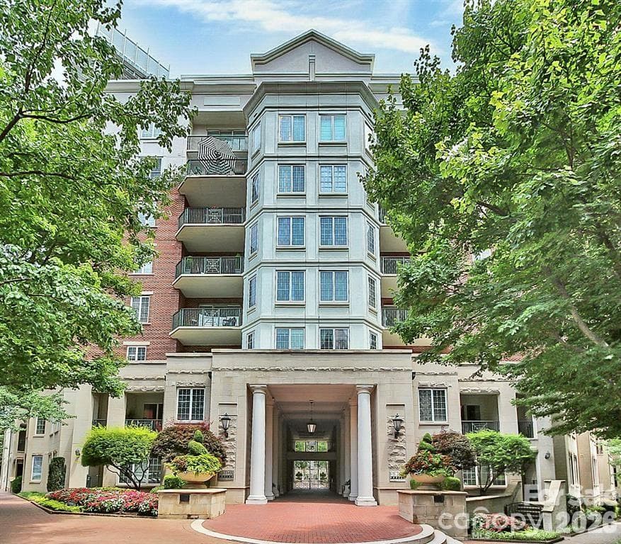 Condominium at 300 W 5th Street, Charlotte, photo 43 of 48