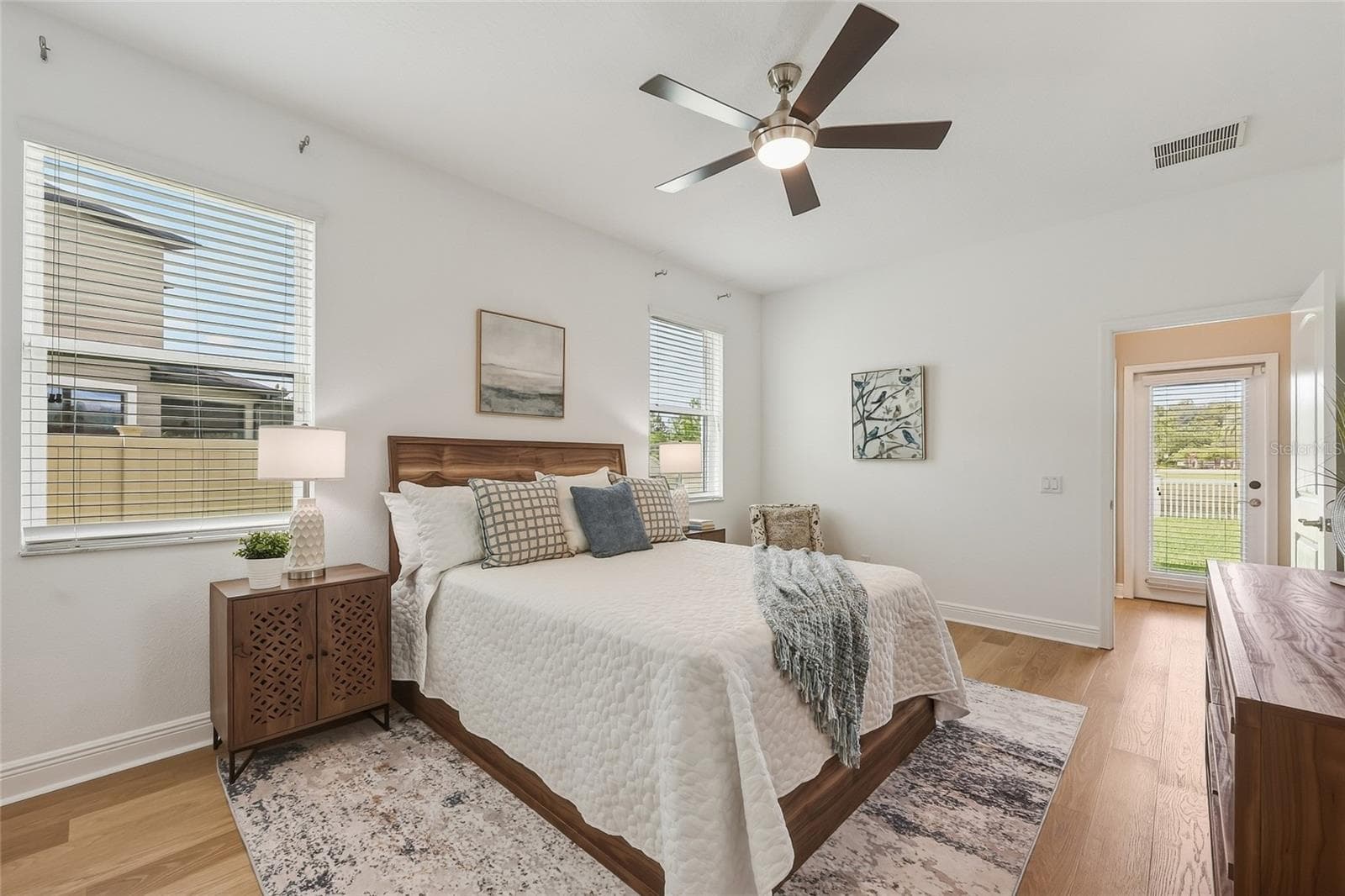First floor bedroom with en-suite bath and walk-in closet - 10702 PLEASANT KNOLL DR, TAMPA