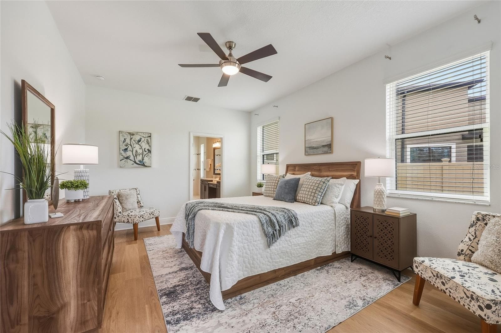 First floor bedroom with en-suite bath and walk-in closet - 10702 PLEASANT KNOLL DR, TAMPA