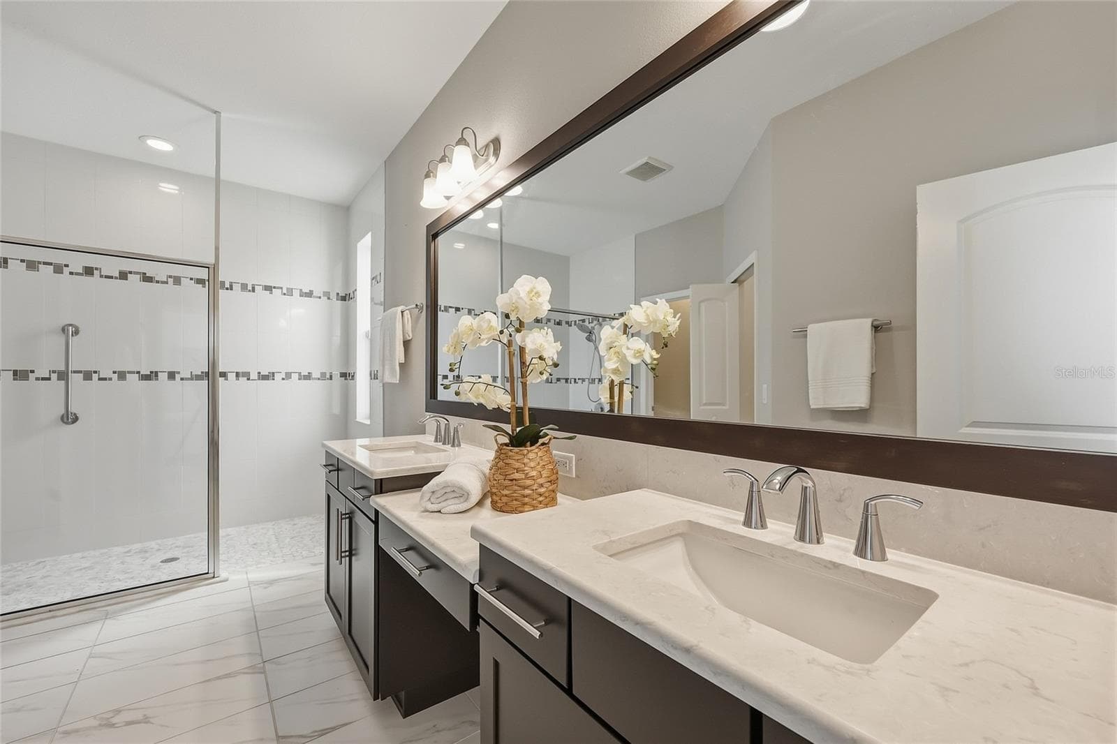 Private first floor en-suite bath with dual vanities and spacious walk-in shower - 10702 PLEASANT KNOLL DR, TAMPA