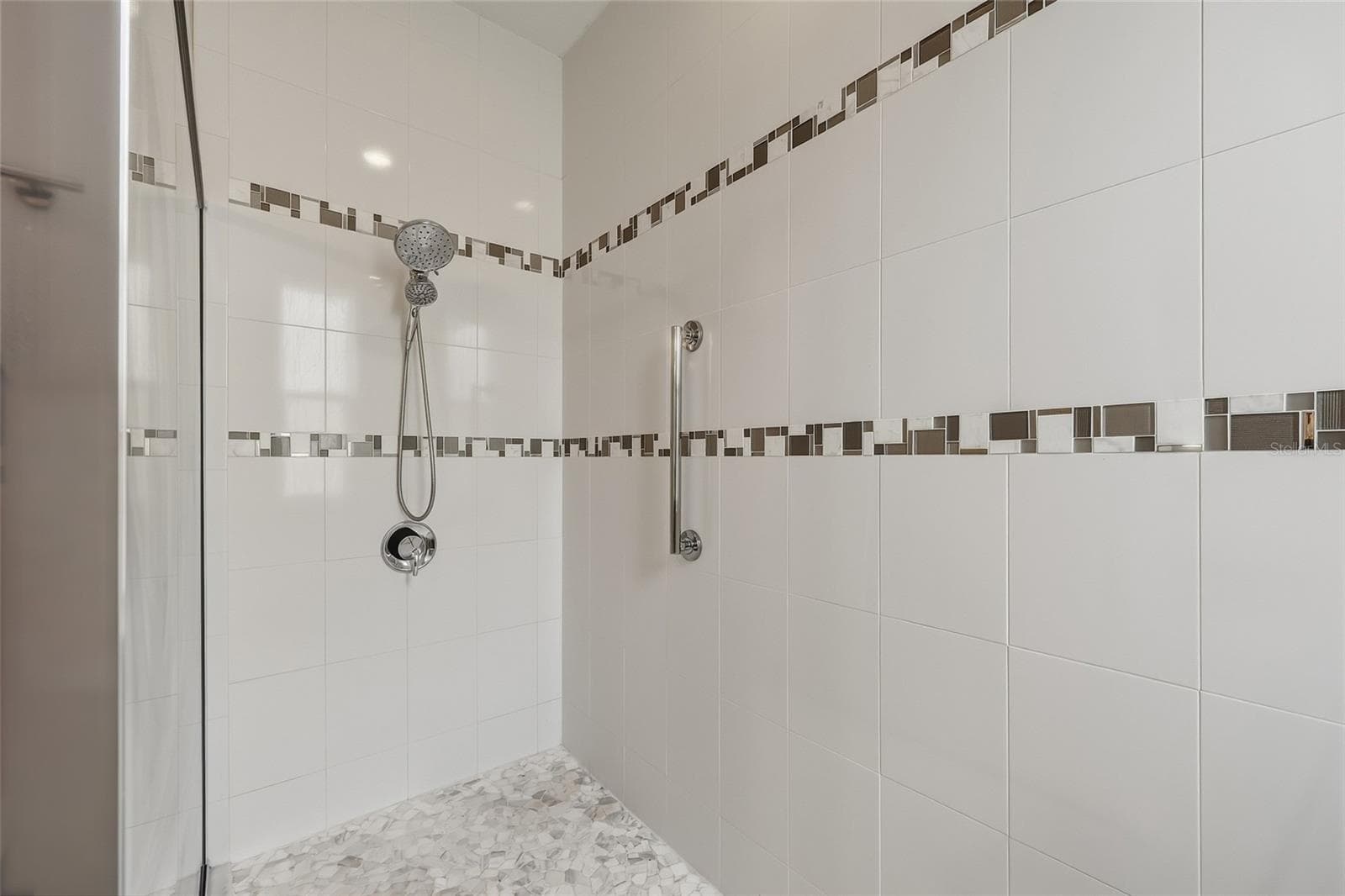 Oversized walk-in shower with decorative tile accents - 10702 PLEASANT KNOLL DR, TAMPA