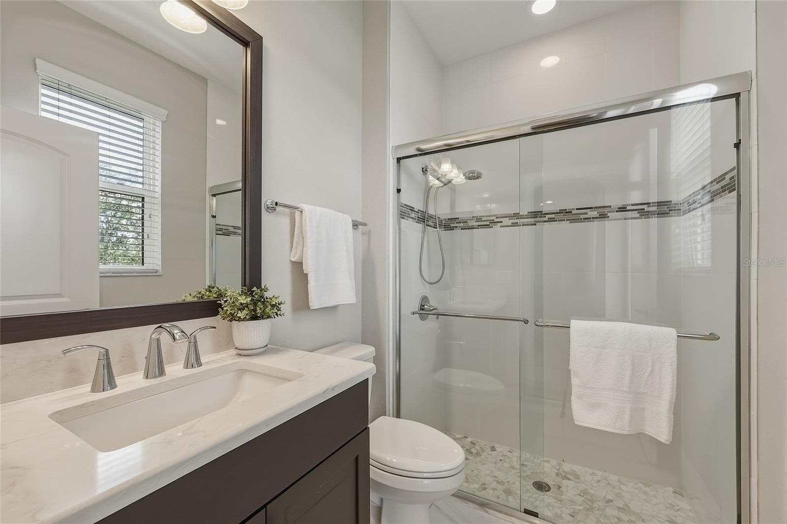 Full bath with walk in shower for guests on first floor - 10702 PLEASANT KNOLL DR, TAMPA