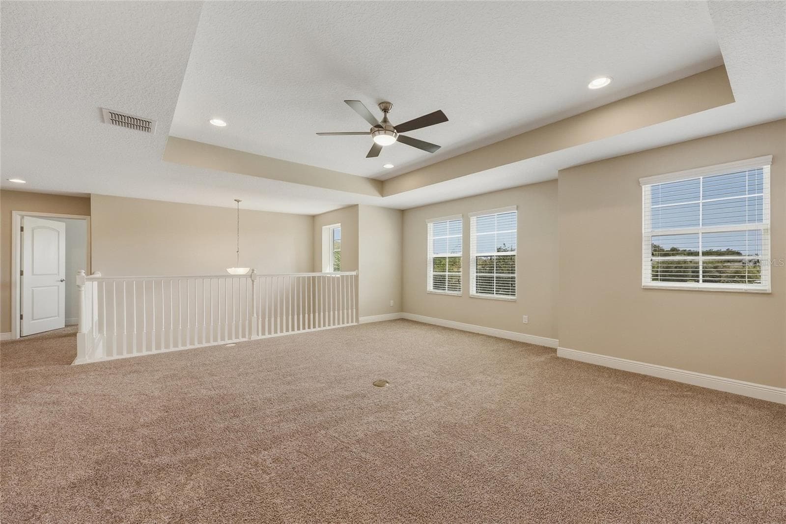 Spacious upstairs loft/bonus room with architectural tray ceiling and recessed lighting - 10702 PLEASANT KNOLL DR, TAMPA