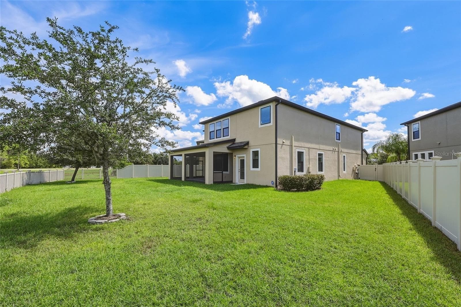 Generously sized fenced in yard - 10702 PLEASANT KNOLL DR, TAMPA