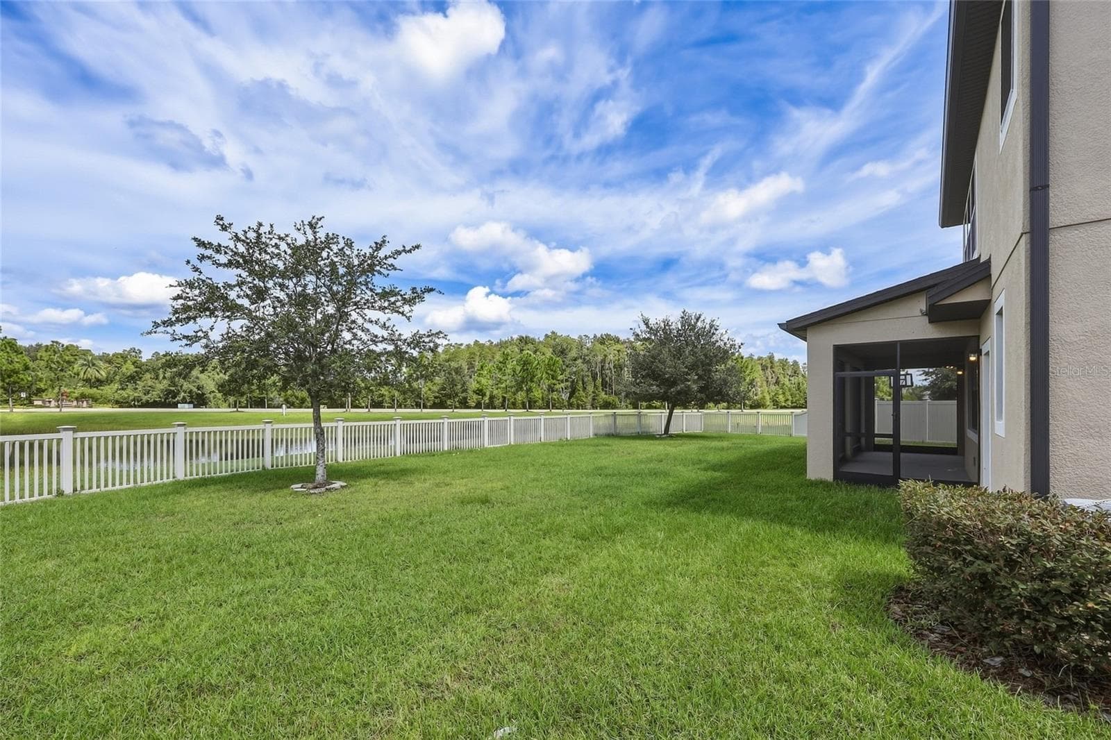 Generously sized fenced in yard - 10702 PLEASANT KNOLL DR, TAMPA