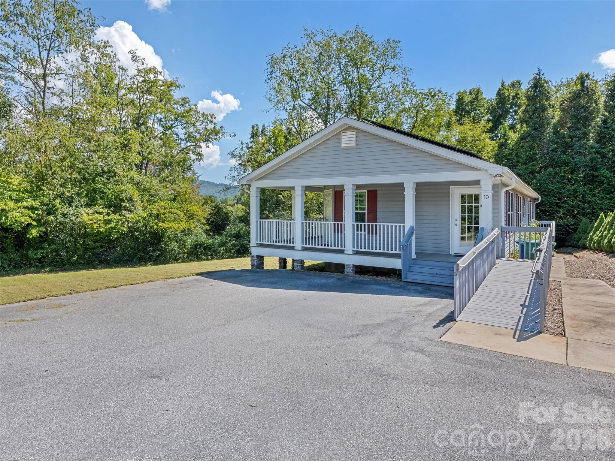 Single Family Residence at 10 Enochs Way, Fletcher, photo 2 of 21
