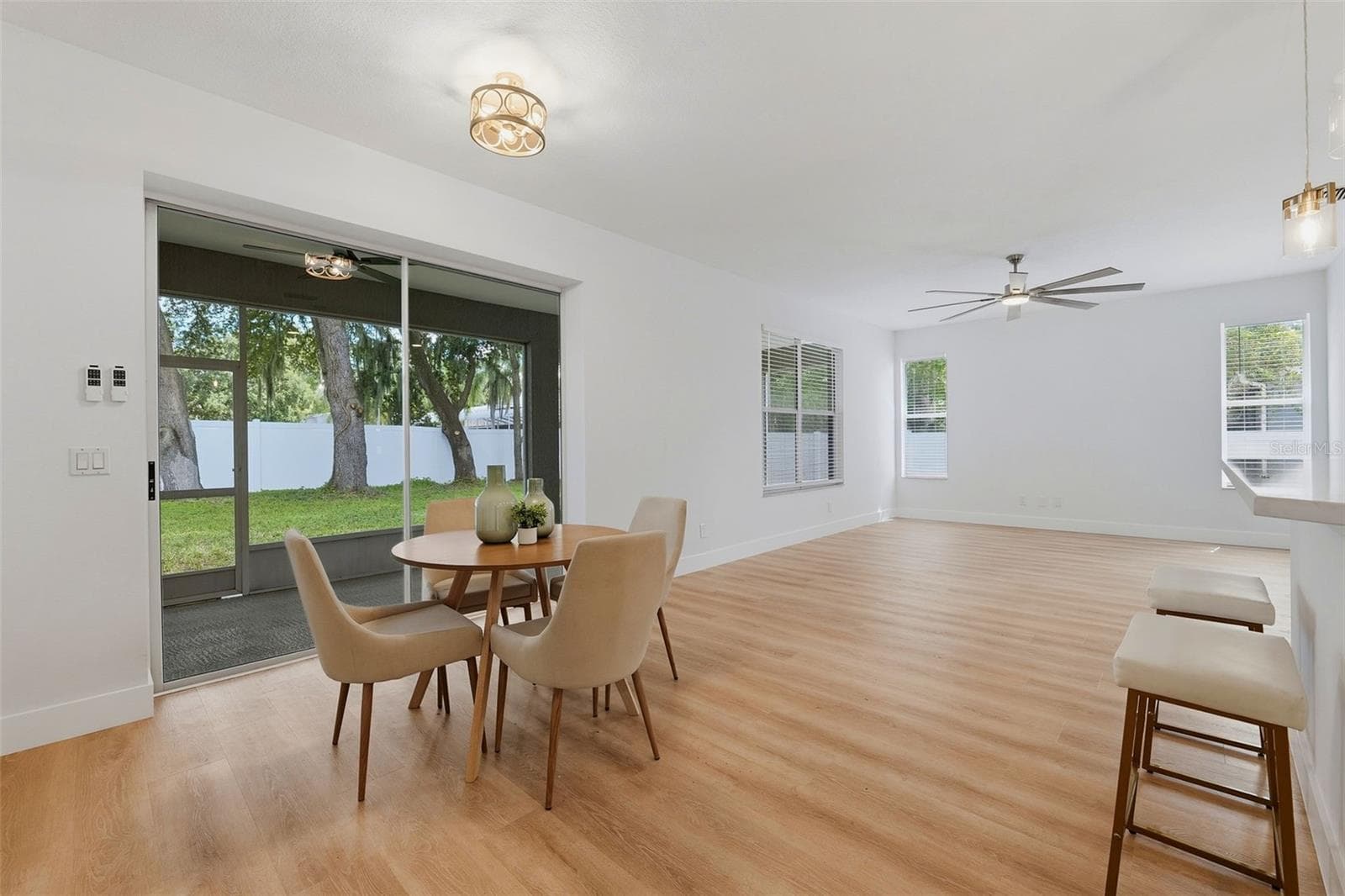 eat in kitchen area - 2927 MINUTEMAN LN, BRANDON