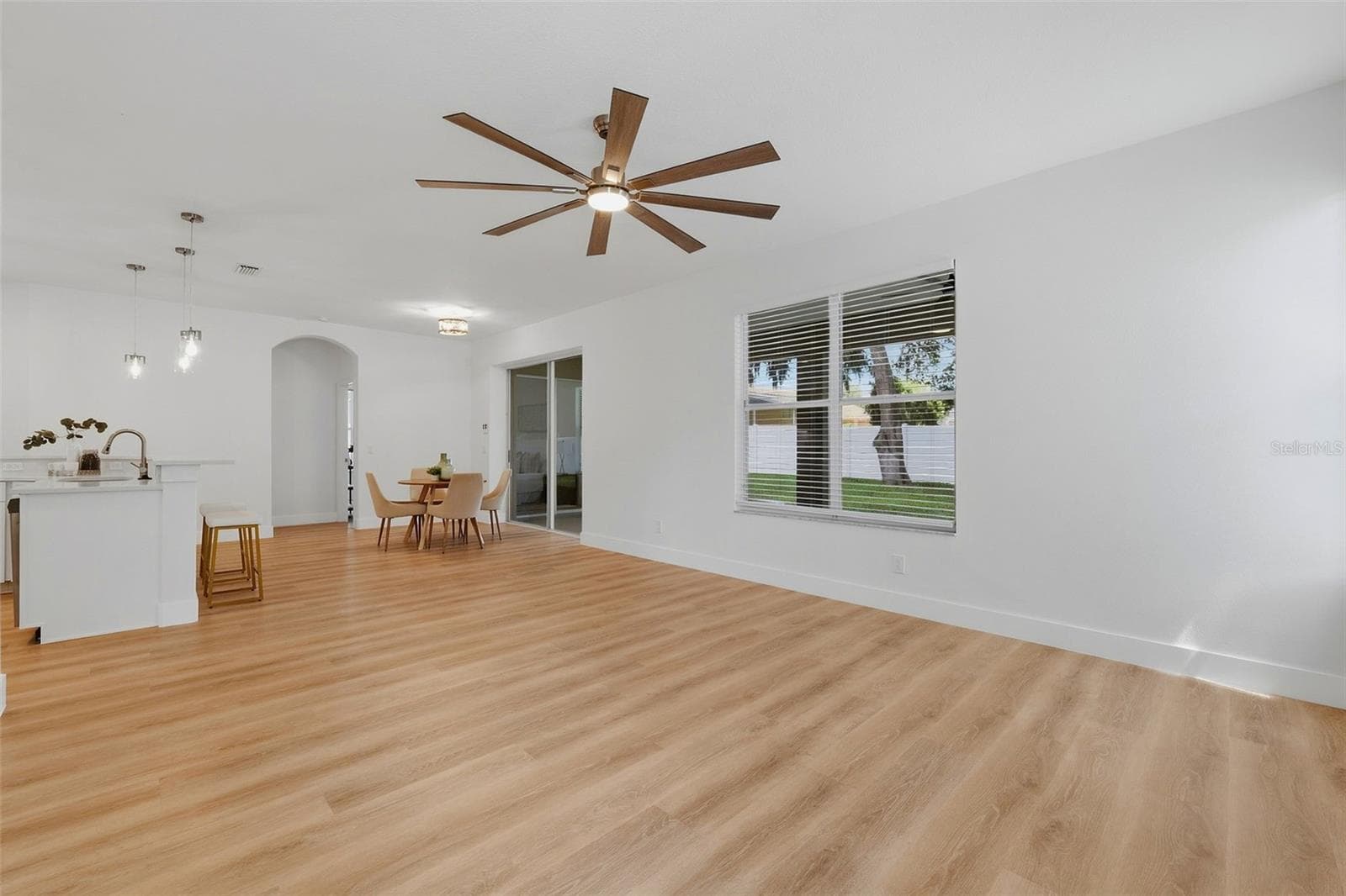 family/eat in combo - 2927 MINUTEMAN LN, BRANDON