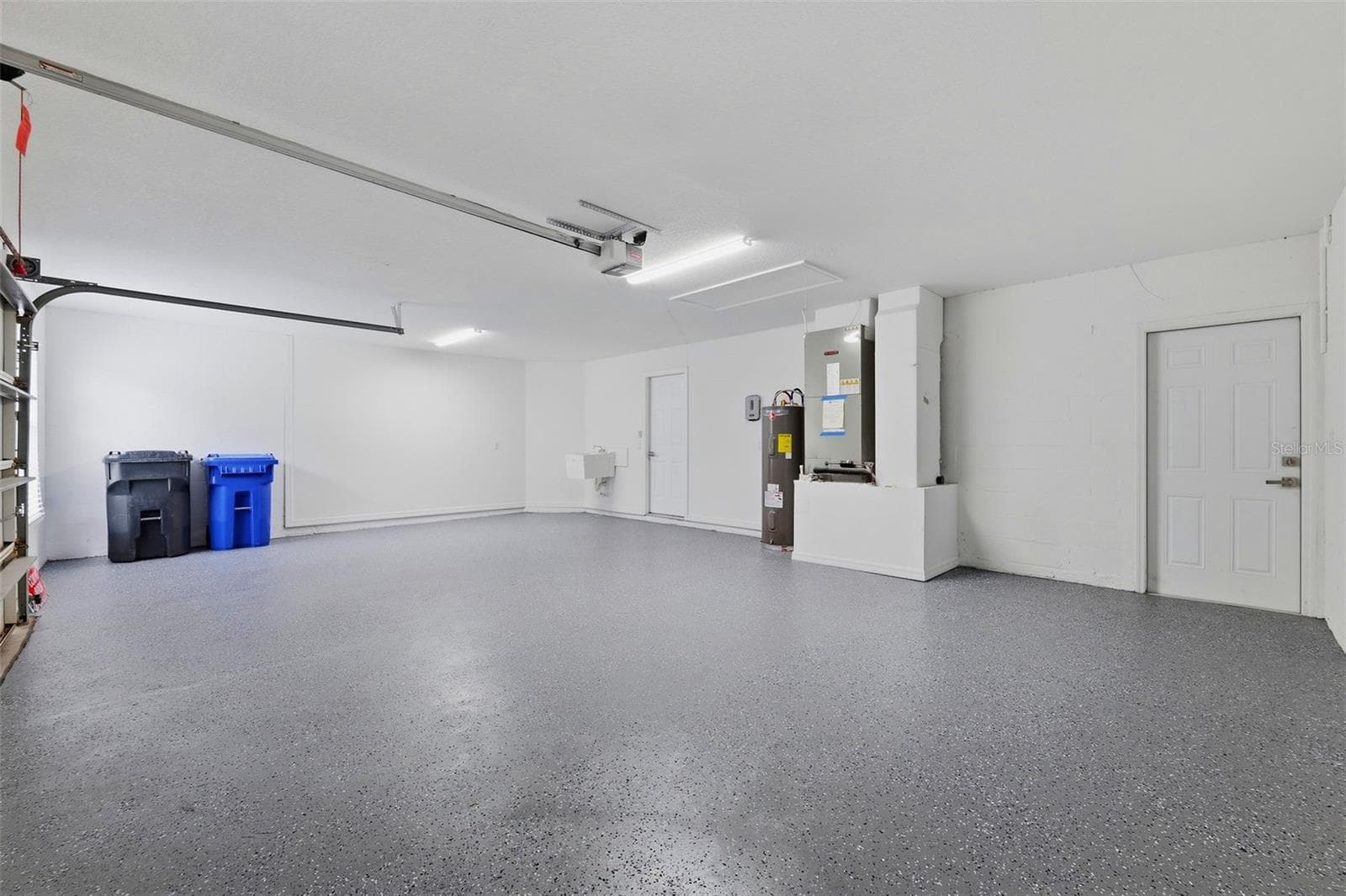 oversized 2 car garage - 2927 MINUTEMAN LN, BRANDON