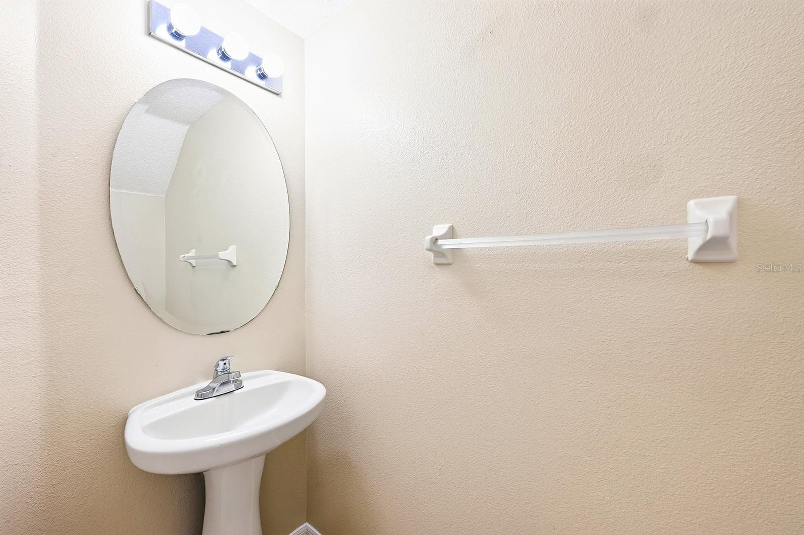 Convenient main floor half bath. - 4559 LACEBARK TRL, OVIEDO
