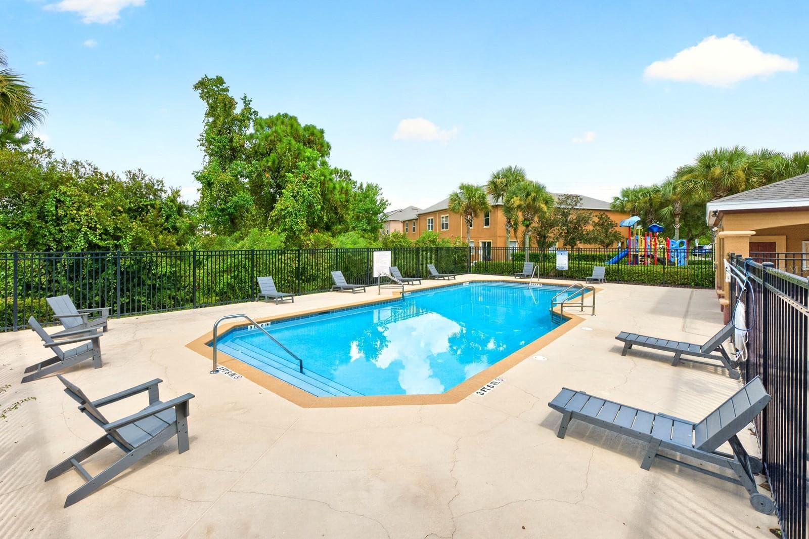 Community Pool. - 4559 LACEBARK TRL, OVIEDO