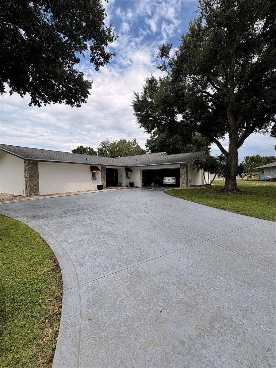 Single Family Residence at 1936 ROLLING GREEN CIR, SARASOTA, photo 2 of 30