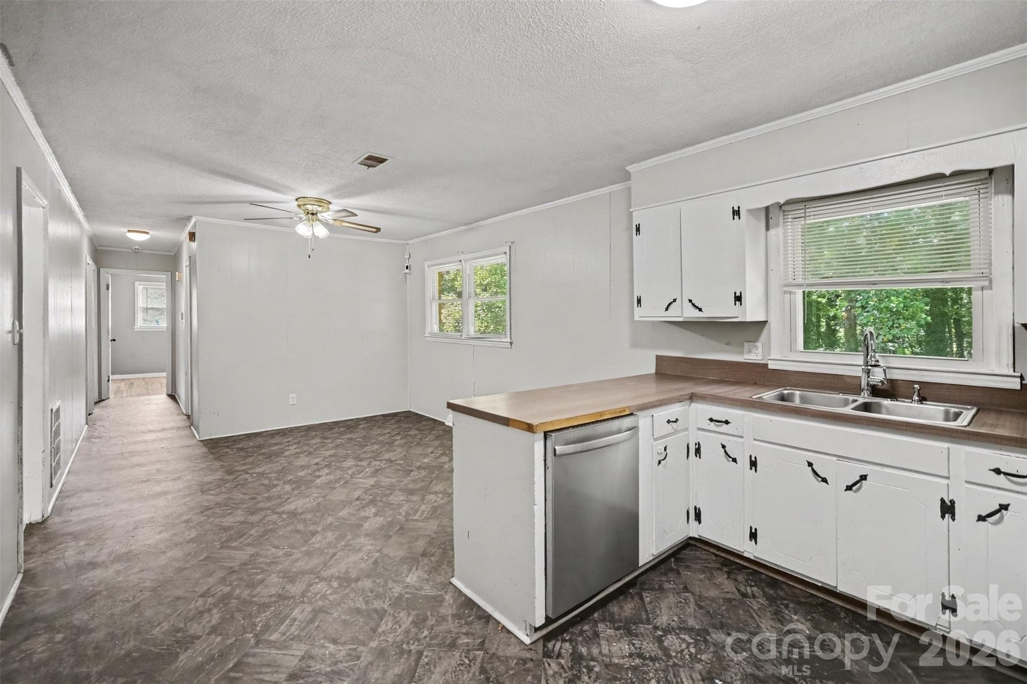 Single Family Residence at 829 Vancouver Lane, Gastonia, photo 13 of 40