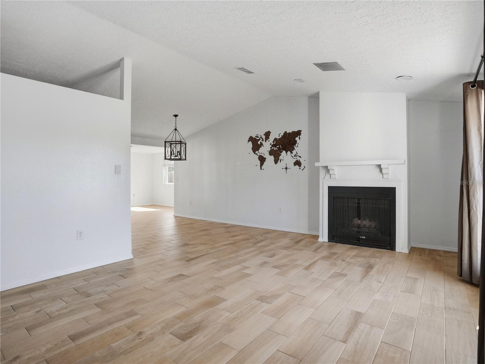Spacious living room with vaulted ceilings. - 6743 LARCHMONT AVE, NEW PORT RICHEY