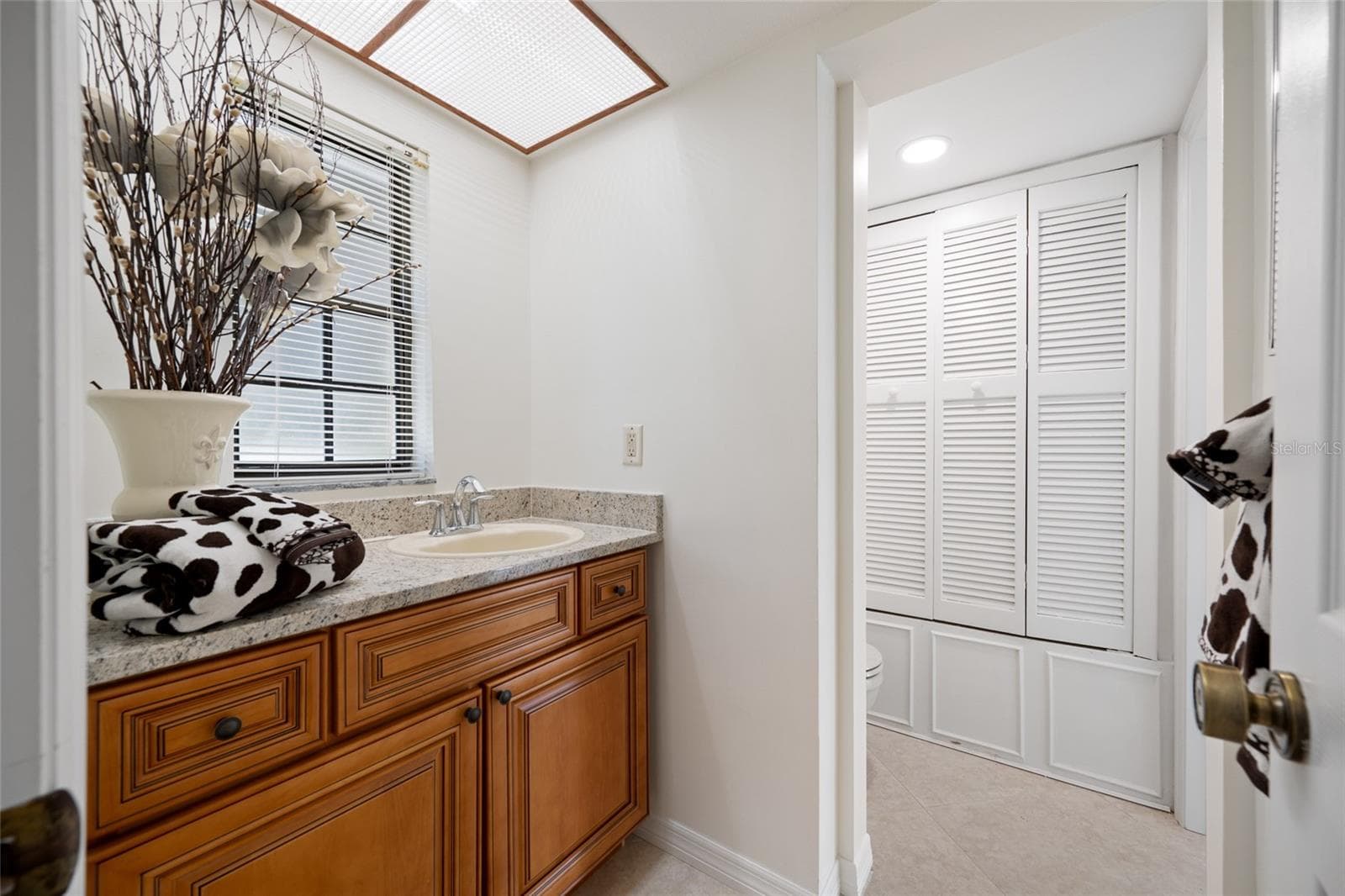 Primary and guest bath. - 2467 KINGFISHER LN #101H, CLEARWATER