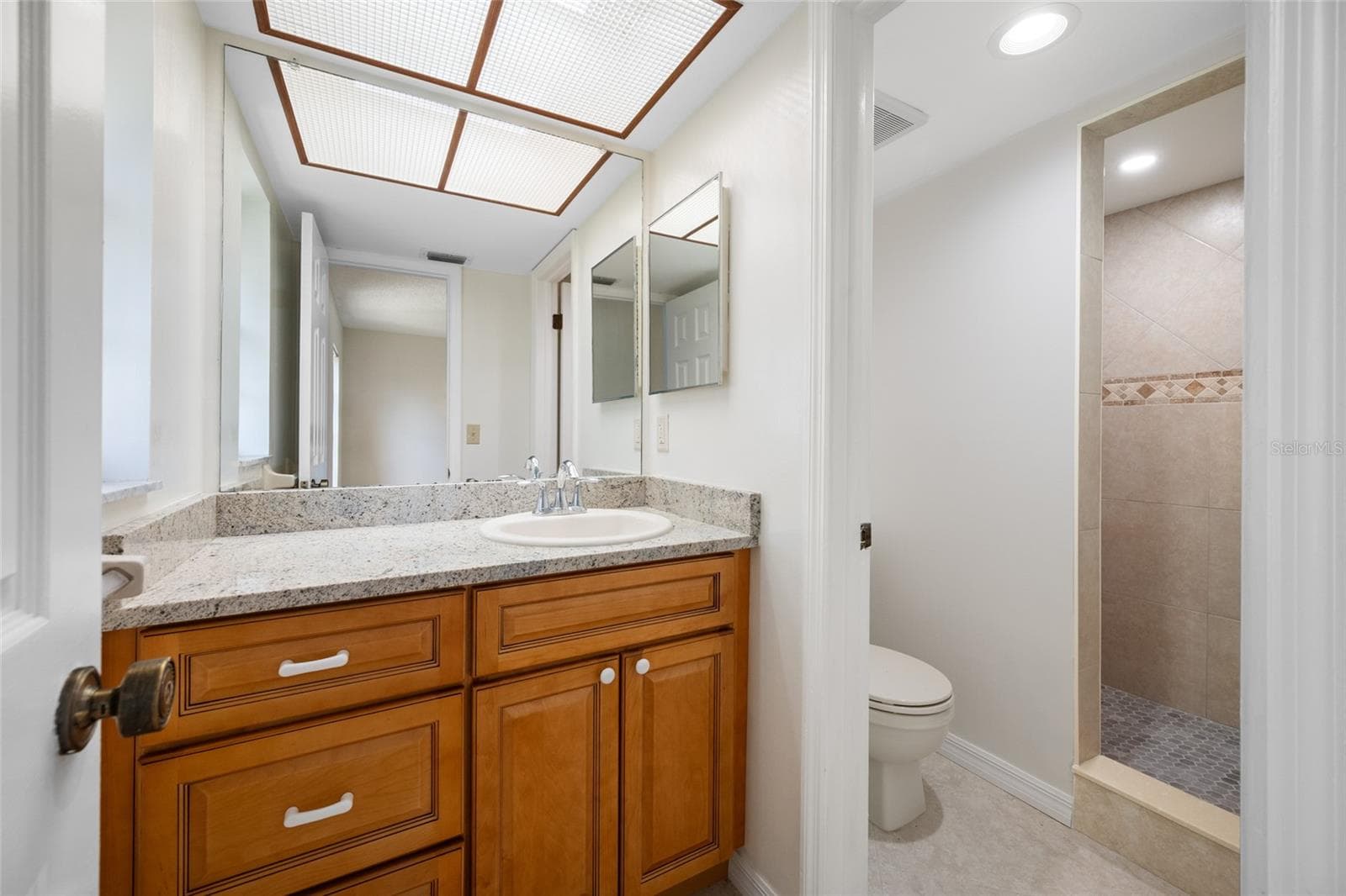 Walk-in shower - 2467 KINGFISHER LN #101H, CLEARWATER