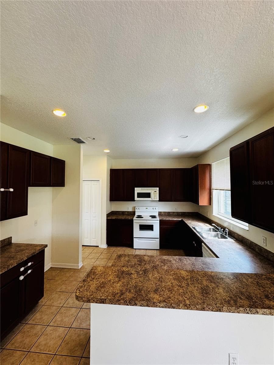 Single Family Residence at 890 MCINNIS CT, KISSIMMEE, photo 5 of 30