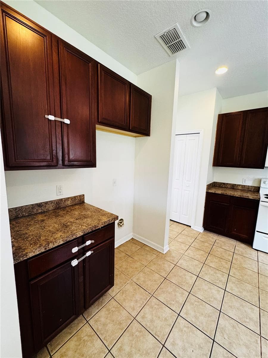 Single Family Residence at 890 MCINNIS CT, KISSIMMEE, photo 7 of 30