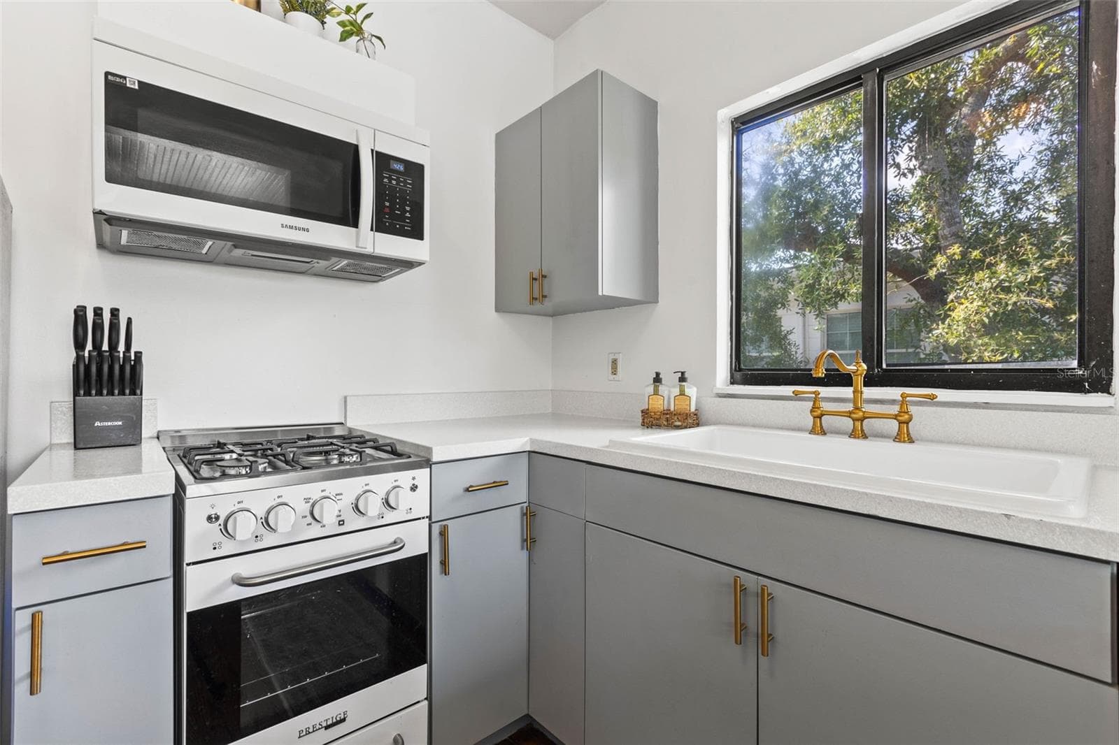 Duplex at 1423 DR MARTIN LUTHER KING JR ST N, ST PETERSBURG, photo 24 of 90