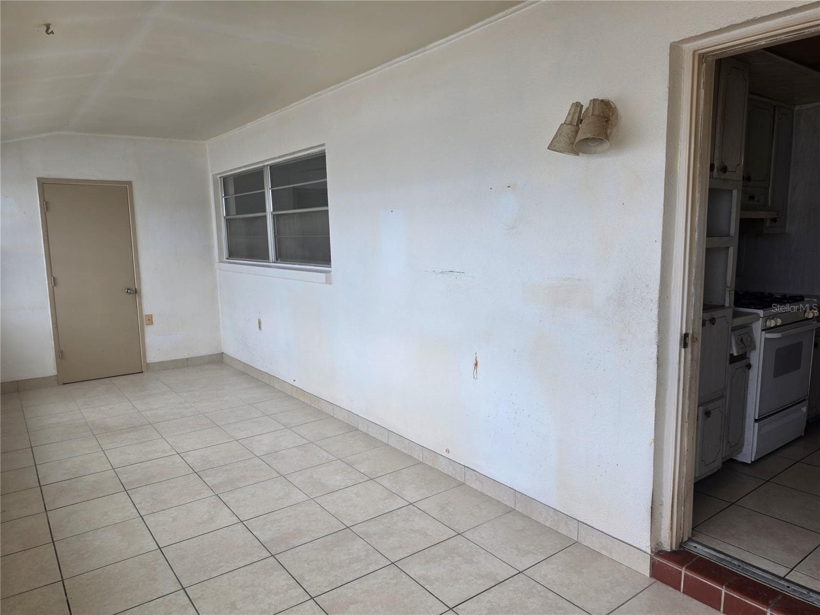 Florida Room - 5850 21ST ST N #15, ST PETERSBURG
