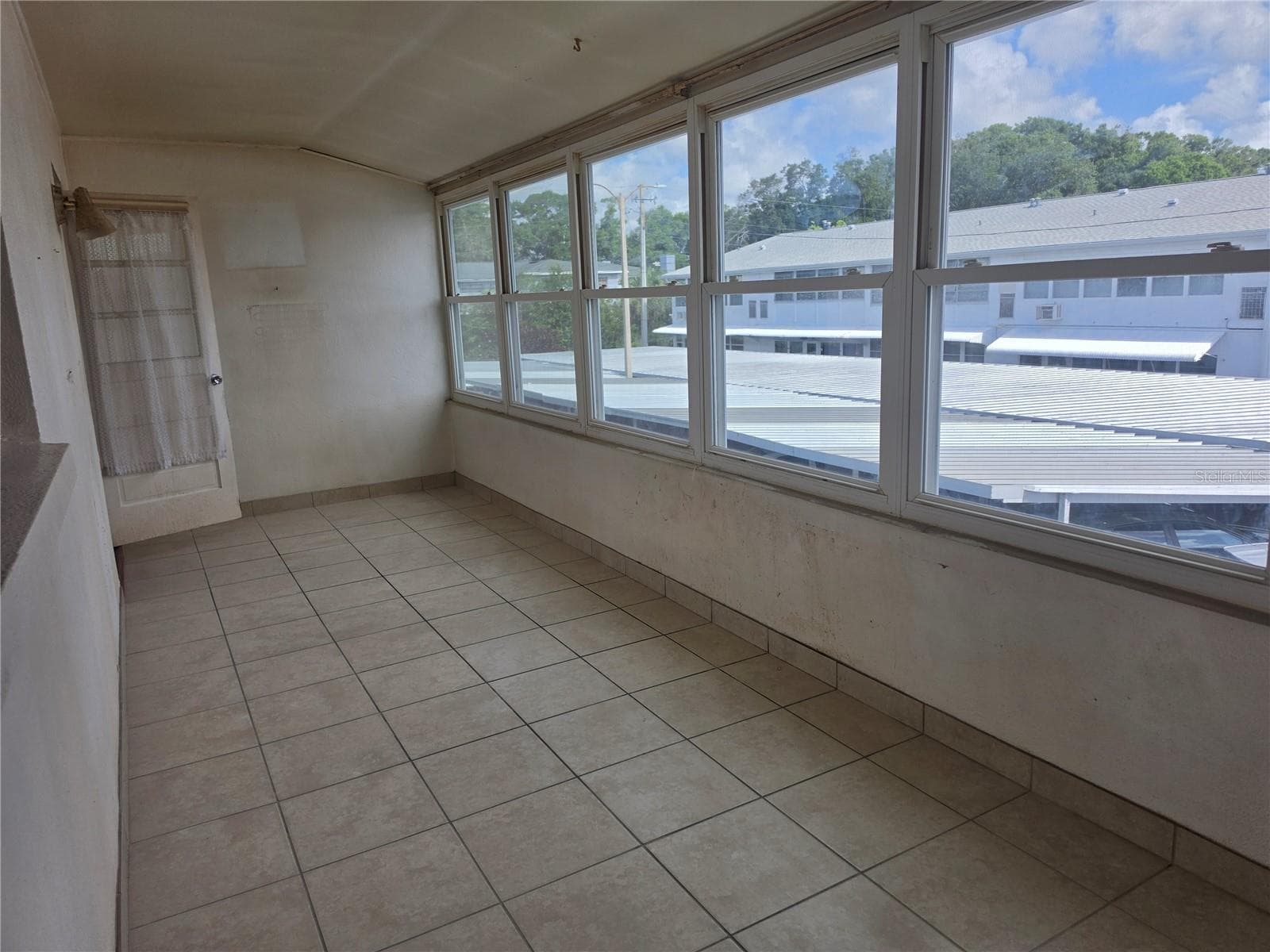 Florida Room - 5850 21ST ST N #15, ST PETERSBURG