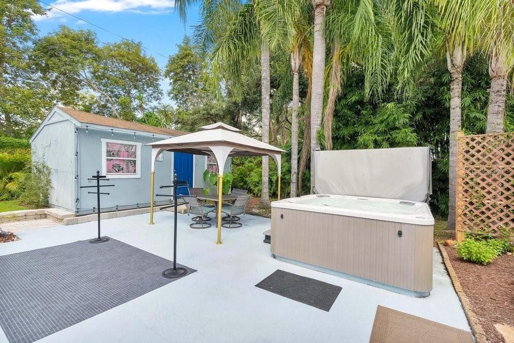 Hot tub with air conditioned bonus space, great for home office or home gym - 3742 SUTTERS MILL CIR, CASSELBERRY